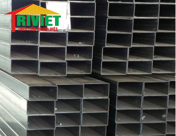 Thép hộp 30x60: Phân Tích Chi Tiết và Lời Khuyên 1 Thép hộp 30x60 đen có màu xanh đen đặc trưng